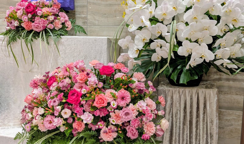 胡蝶蘭 供花 ピンクの生花アレンジ【埼玉県川越市葬儀セレモニーサロン】