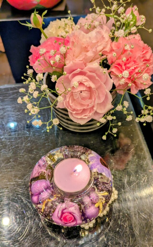 ピンクの遺影写真用 生花アレンジ【埼玉県川越市葬儀セレモニーサロン】