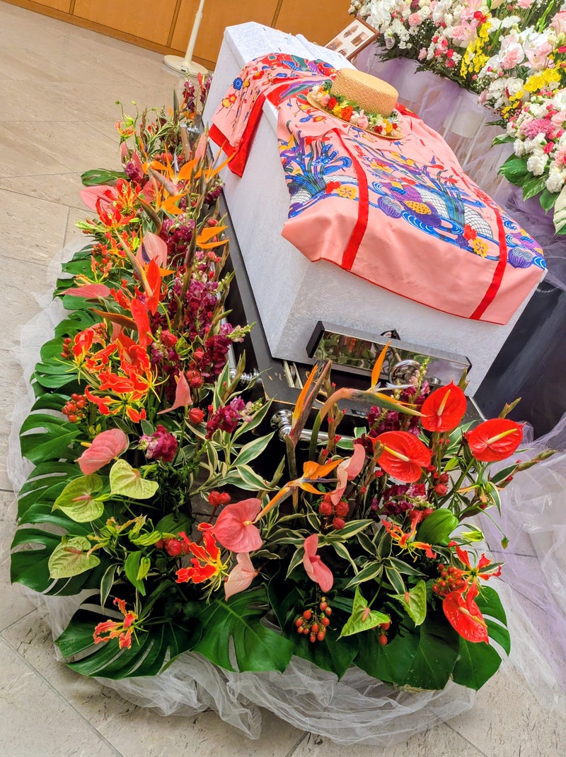 沖縄の生花で彩られたお棺 【埼玉県川越市葬儀セレモニーサロン】